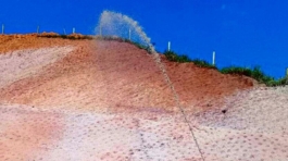 Aplicacao-de-hidrossemeadura-em-talude-da-construtora-premocil.