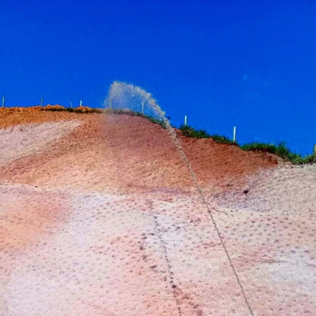 Aplicacao-de-hidrossemeadura-em-talude-da-construtora-premocil.