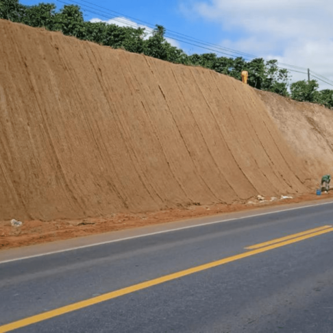 talude com aplicacao de hidrossemeadura e manta vegetal em trecho da eco 101 pela nativa ambiental
